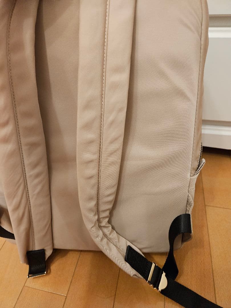 マリークヮントビジネスバッグ ベージュ 花のロゴ ゴールドジッパー