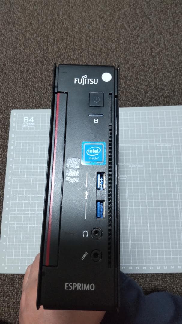 富士通 ESPRIMO Q556/R と Q556/P の２台