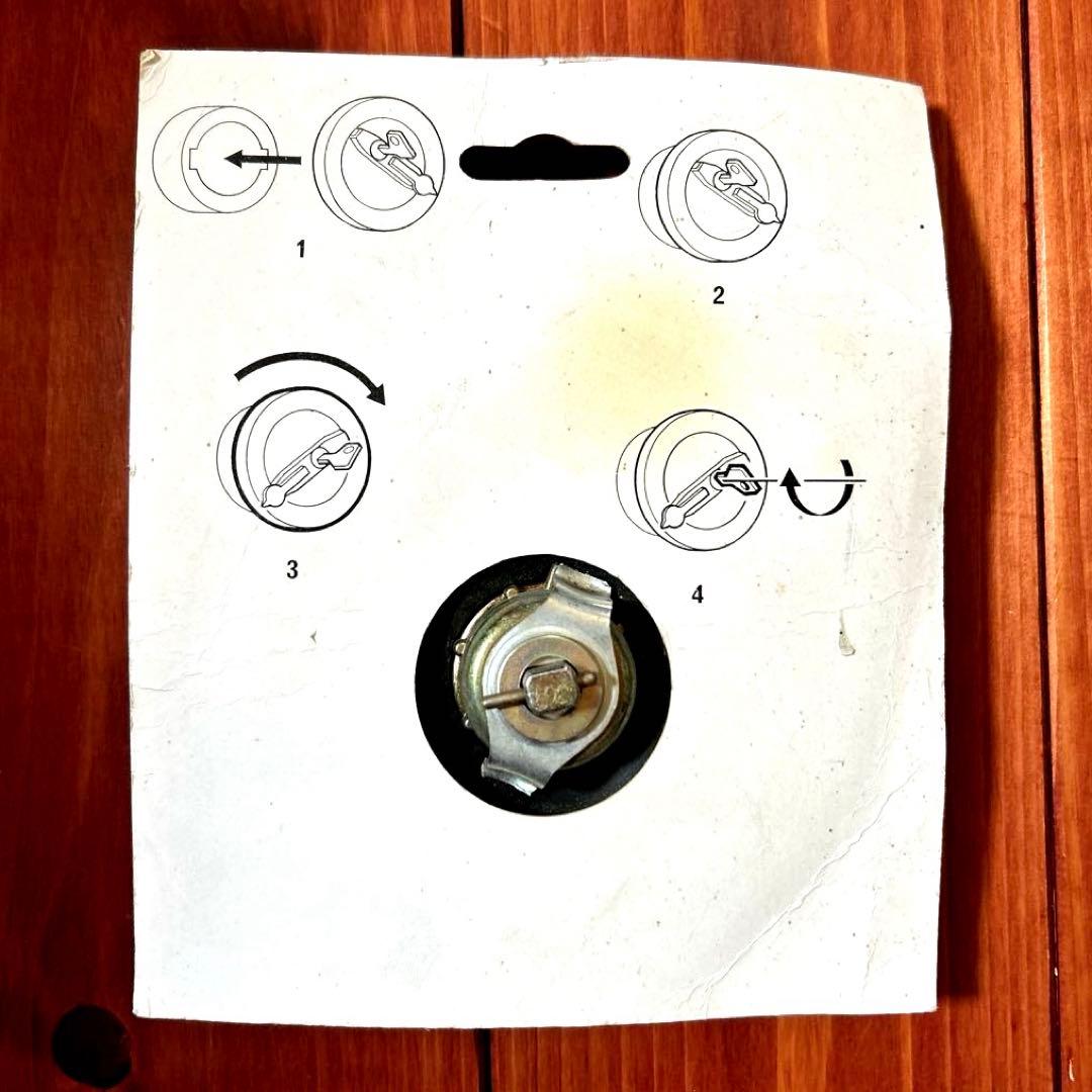 ルノー4 キャトル Renault boutique メッキ鍵付き 燃料キャップ