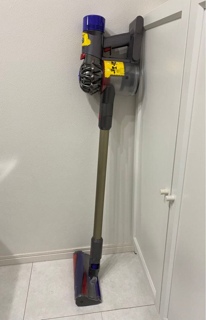 Dyson V8 　コードレスクリーナー　掃除機　sv10
