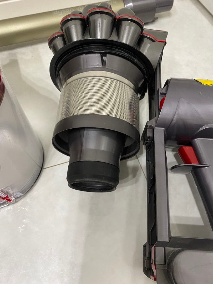 Dyson V8 　コードレスクリーナー　掃除機　sv10