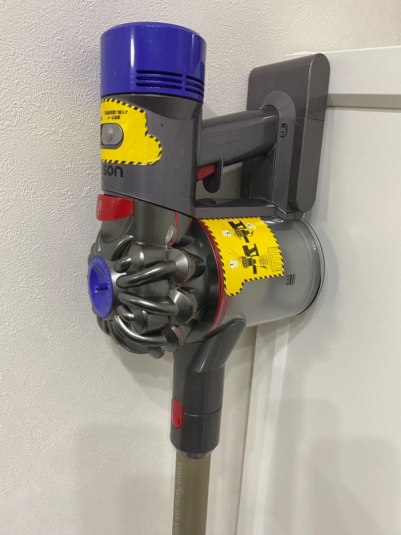 Dyson V8 　コードレスクリーナー　掃除機　sv10