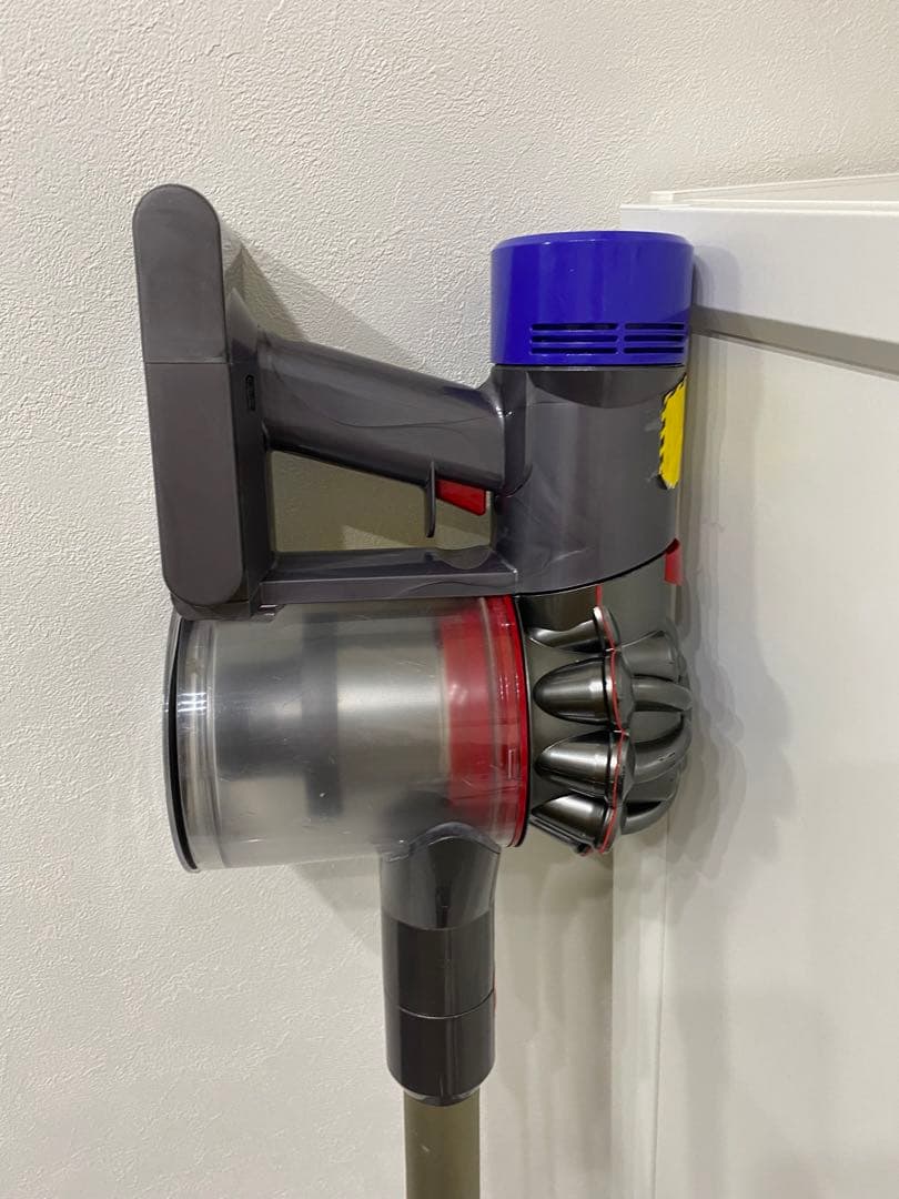 Dyson V8 　コードレスクリーナー　掃除機　sv10