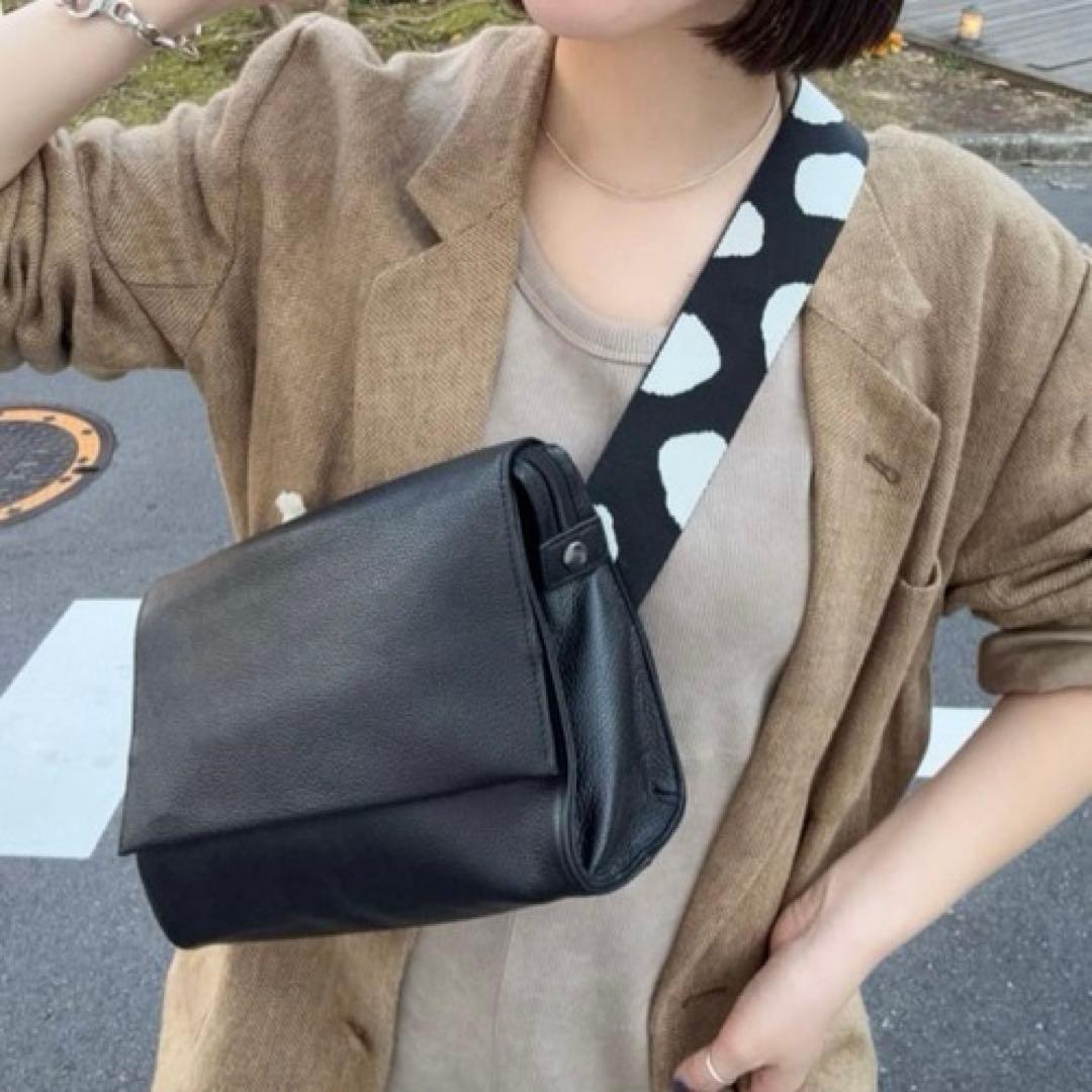 【美品】イアパピヨネ 柄ワイドテープショルダーバッグ　ダルメシアン ボディバッグ