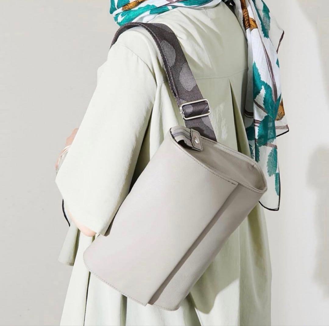 【美品】イアパピヨネ 柄ワイドテープショルダーバッグ　ダルメシアン ボディバッグ