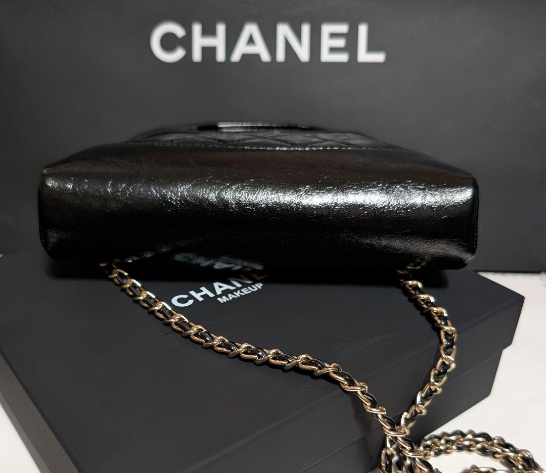 CHANEL ブラック キルティング エナメル加工バッグ