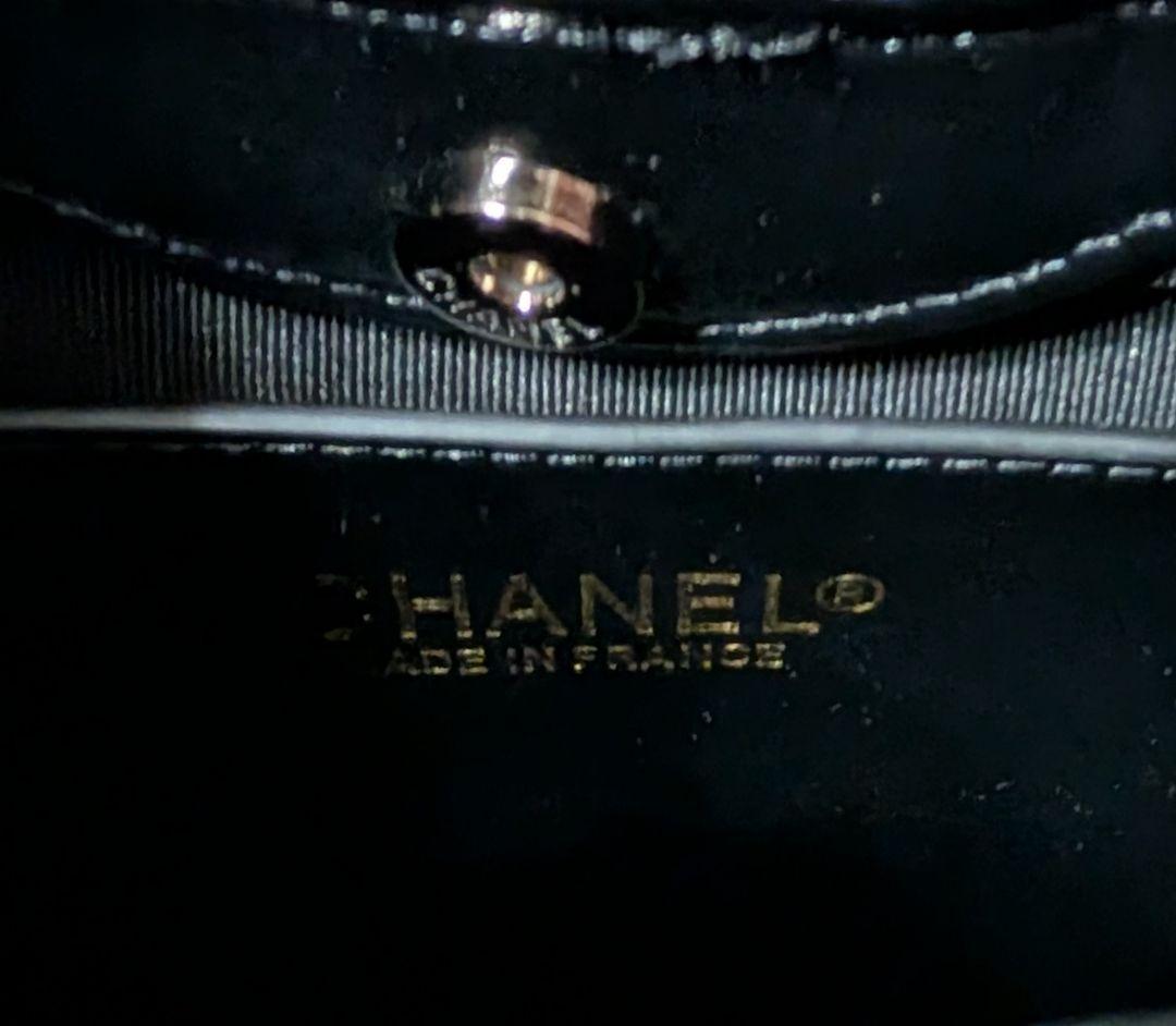 CHANEL ブラック キルティング エナメル加工バッグ