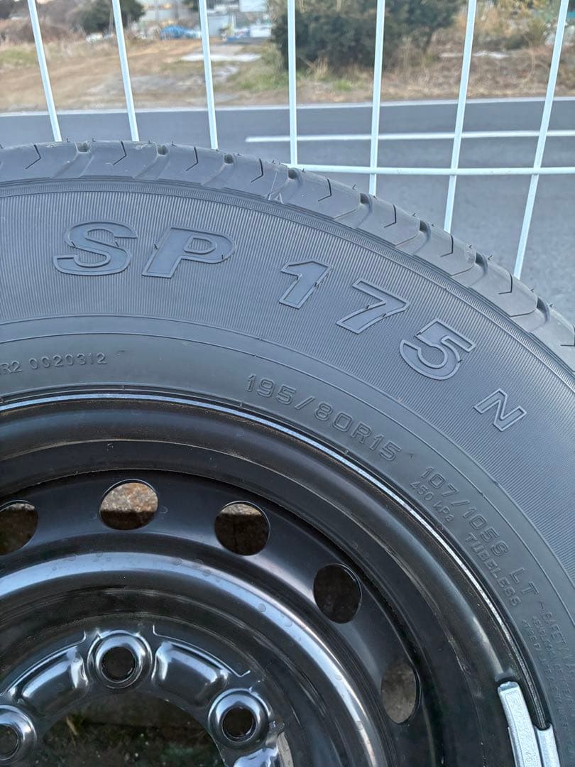 ハイエース純正　DUNLOP 15インチ タイヤ・ホイールセット