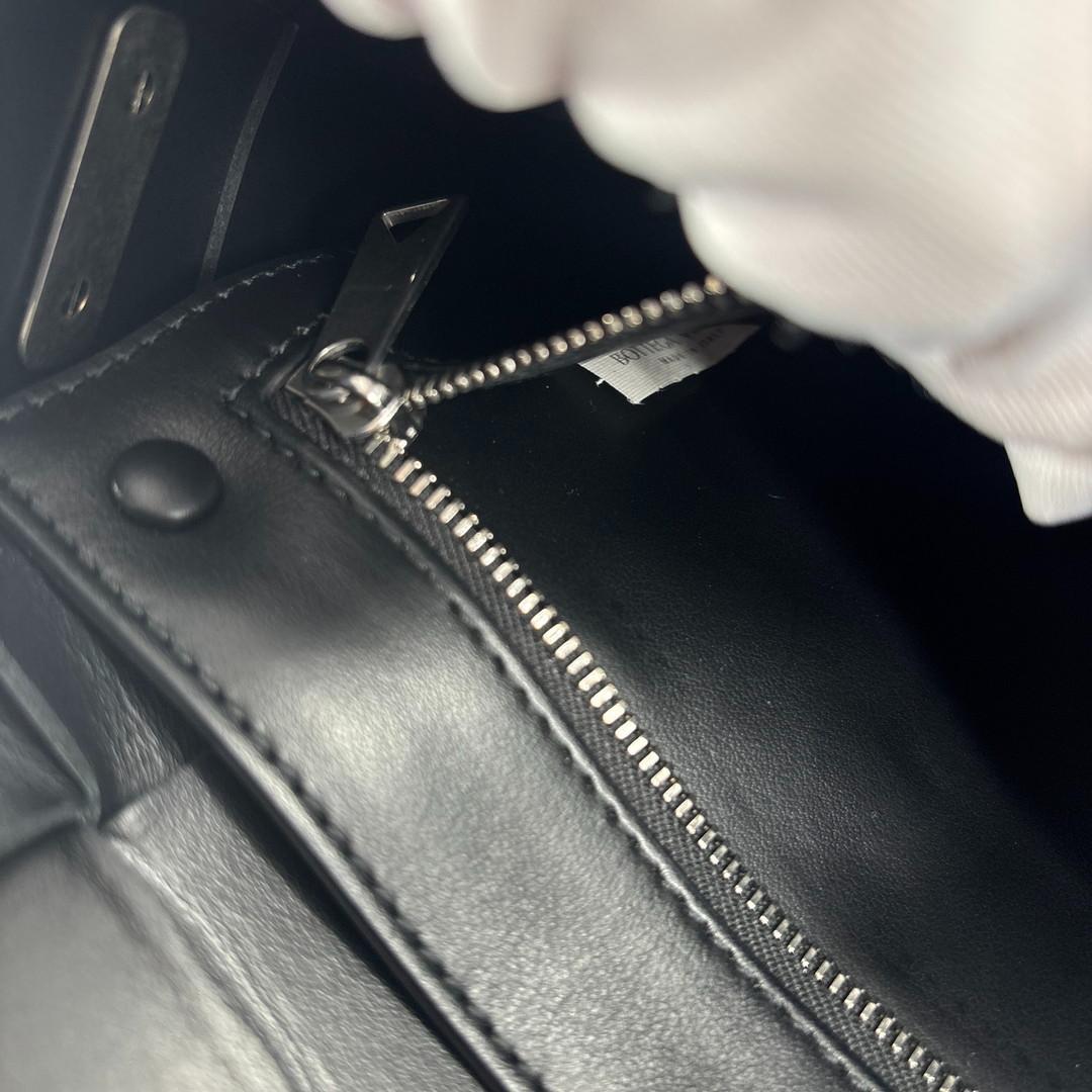 未使用 ボッテガヴェネタ イントレチャート ストラップポーチ ショルダーバッグ