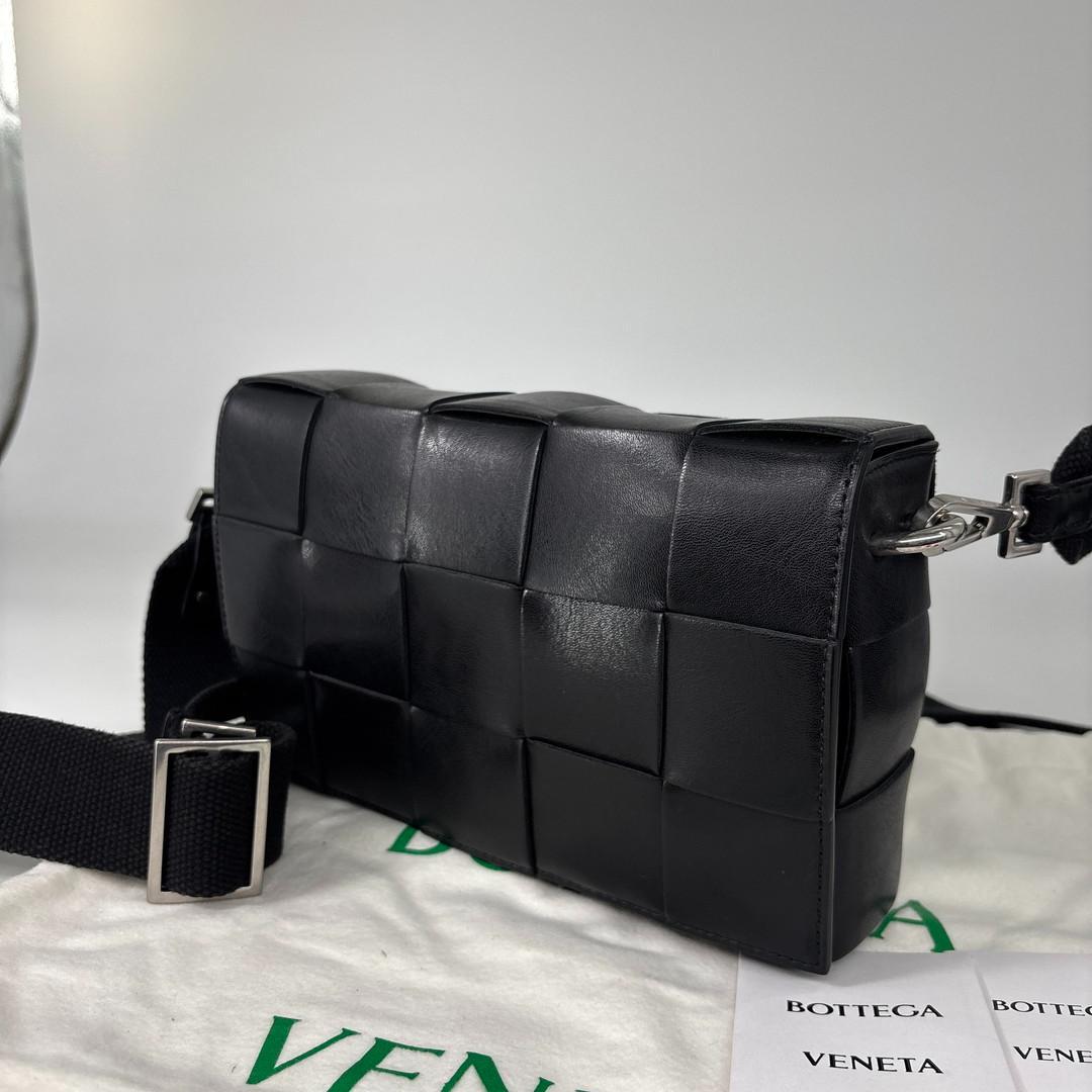 未使用 ボッテガヴェネタ イントレチャート ストラップポーチ ショルダーバッグ