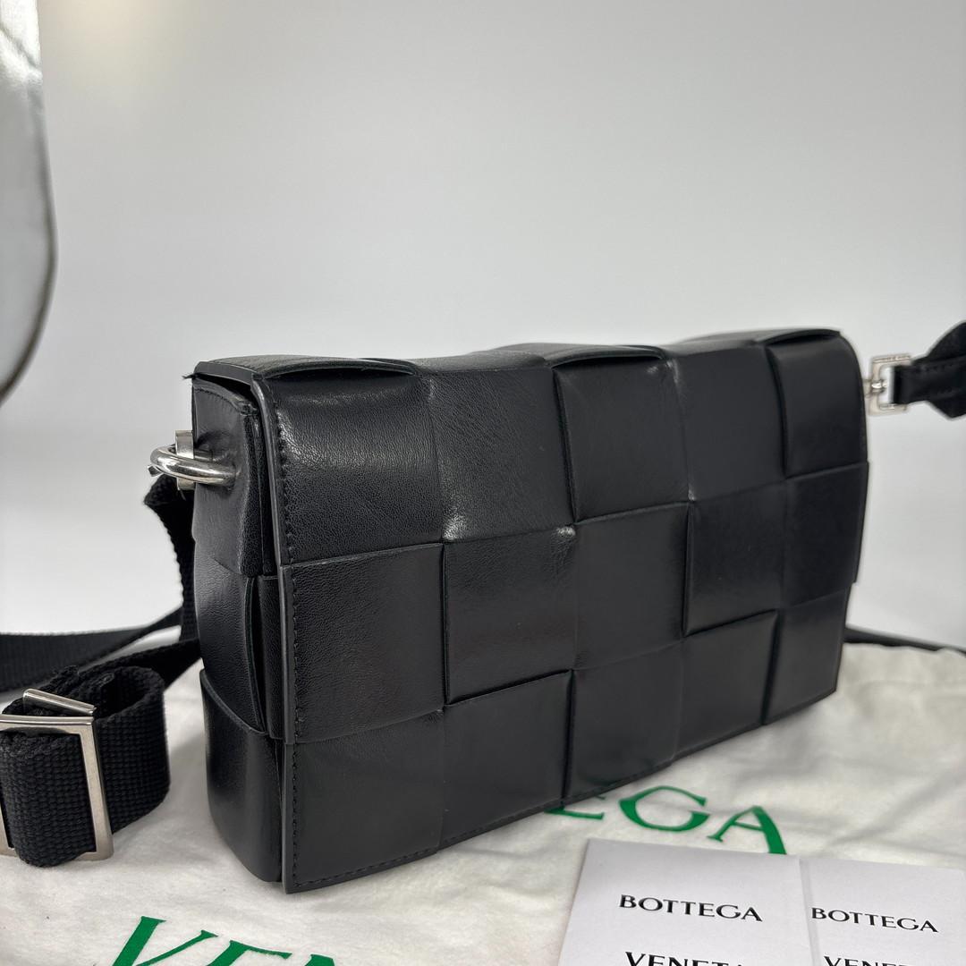 未使用 ボッテガヴェネタ イントレチャート ストラップポーチ ショルダーバッグ