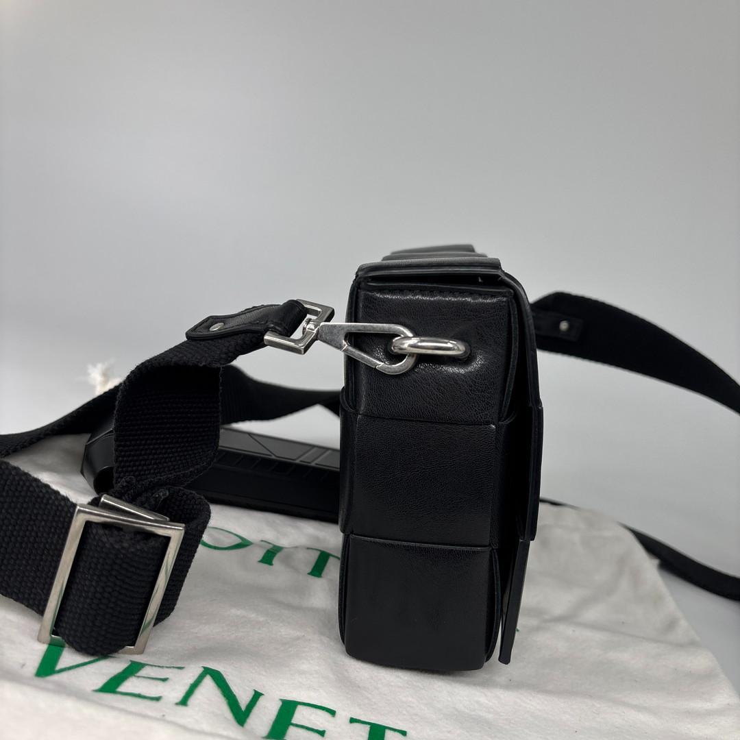 未使用 ボッテガヴェネタ イントレチャート ストラップポーチ ショルダーバッグ