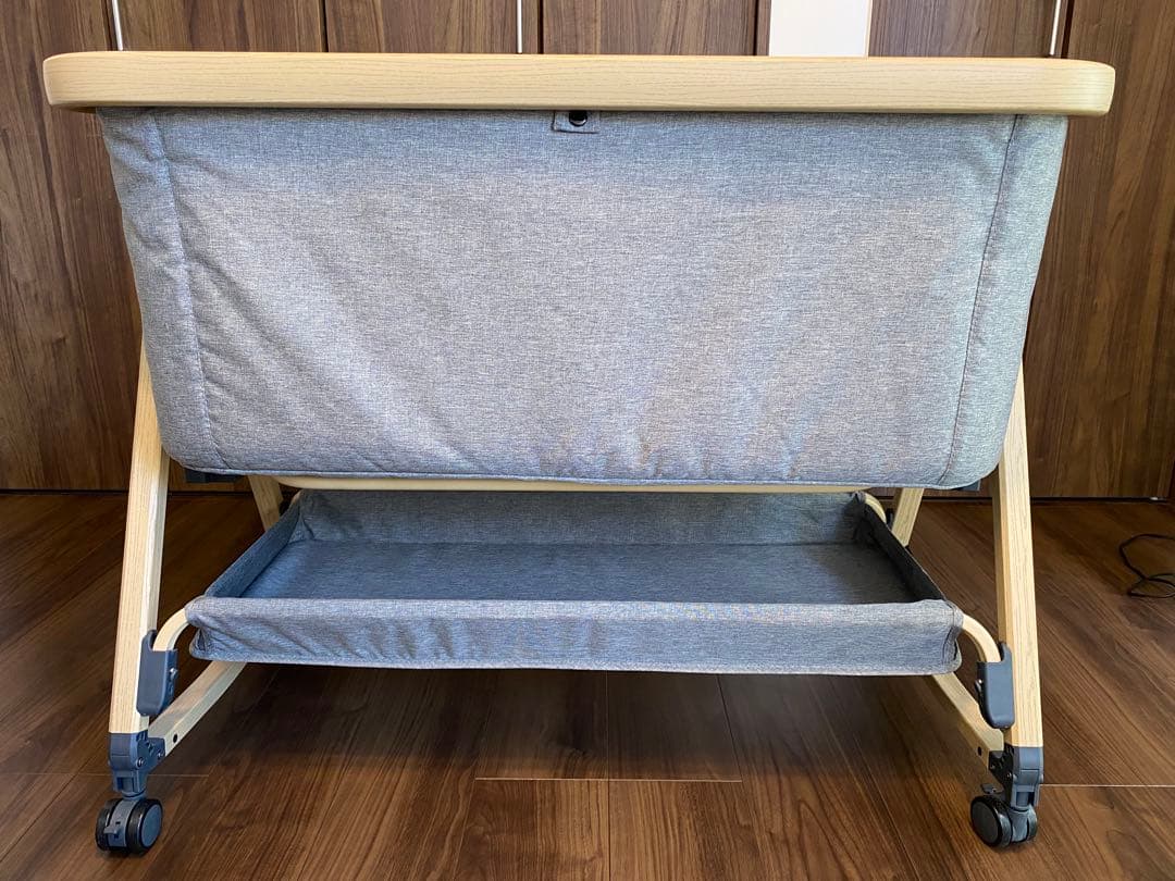 キャスター付きベビーベッド グレー