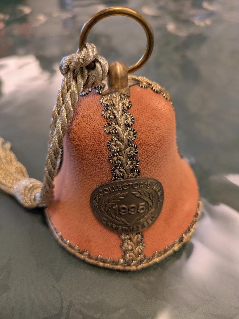 聖母子の絵柄のベル型装飾品 1995年製