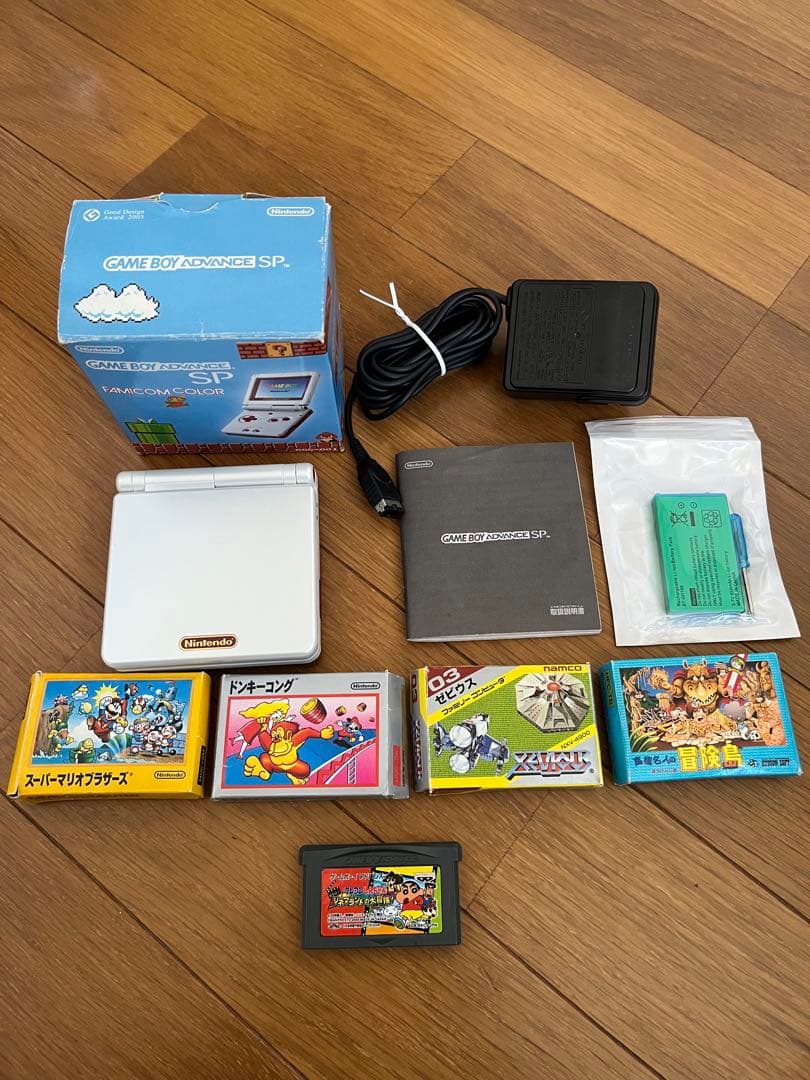 ゲームボーイアドバンスSP本体　ファミコンカラー　ソフト5本付き！