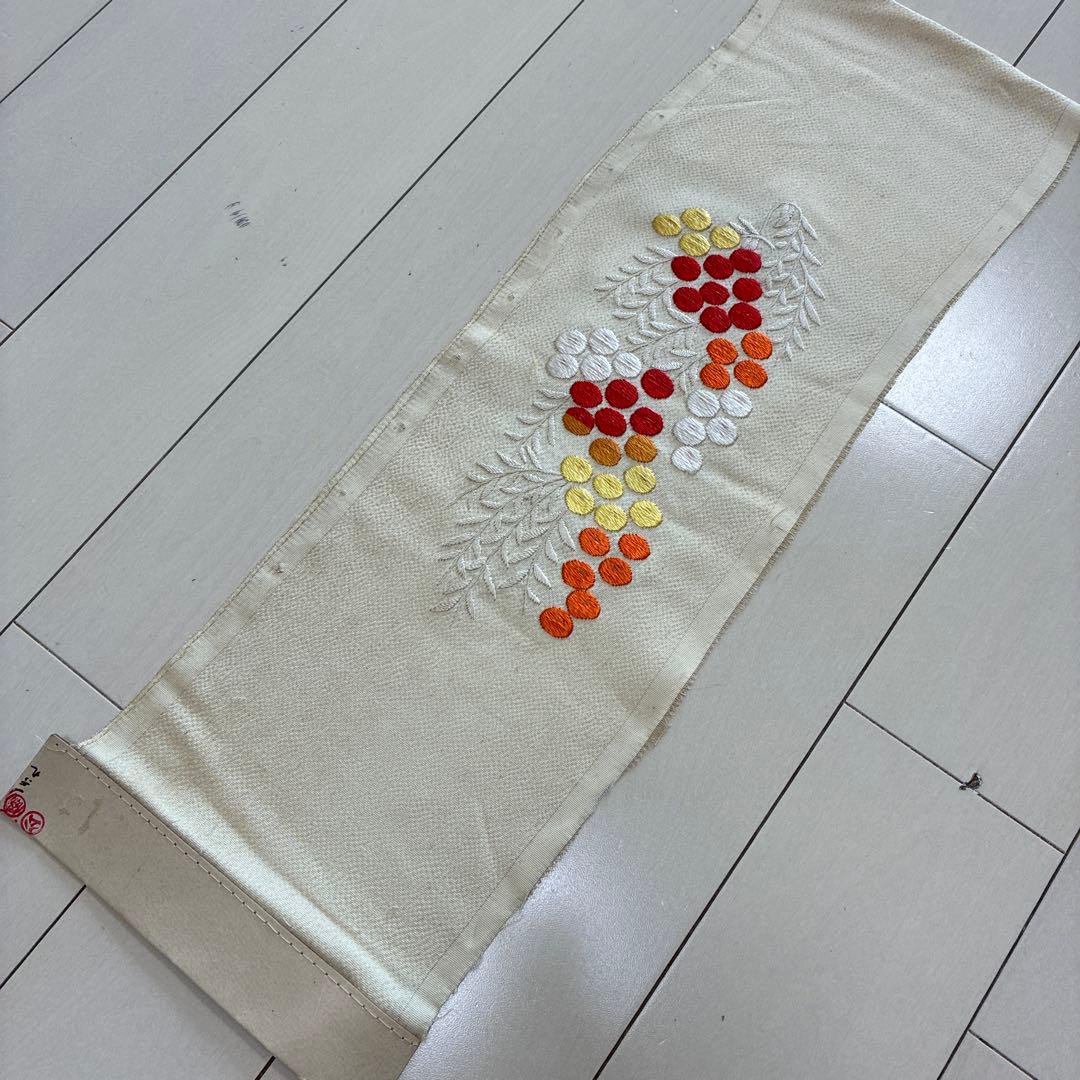 ■6239■アンティーク■正絹縮緬■時代物　薄い鳥の子色　南天柄　刺繍半衿■