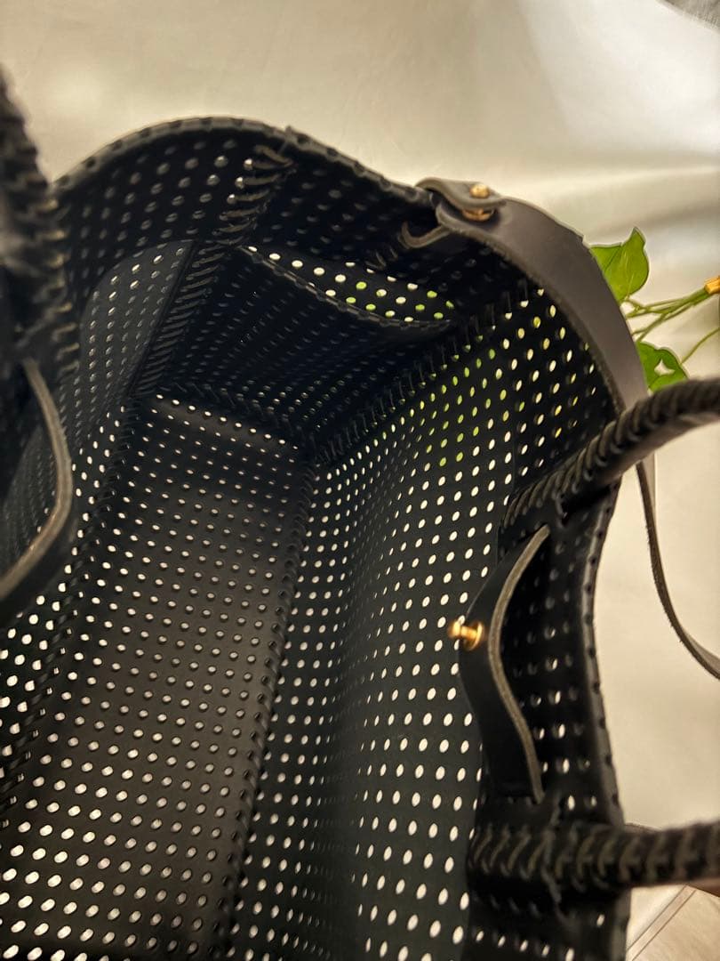 iro se パンチングレザーカゴバッグ