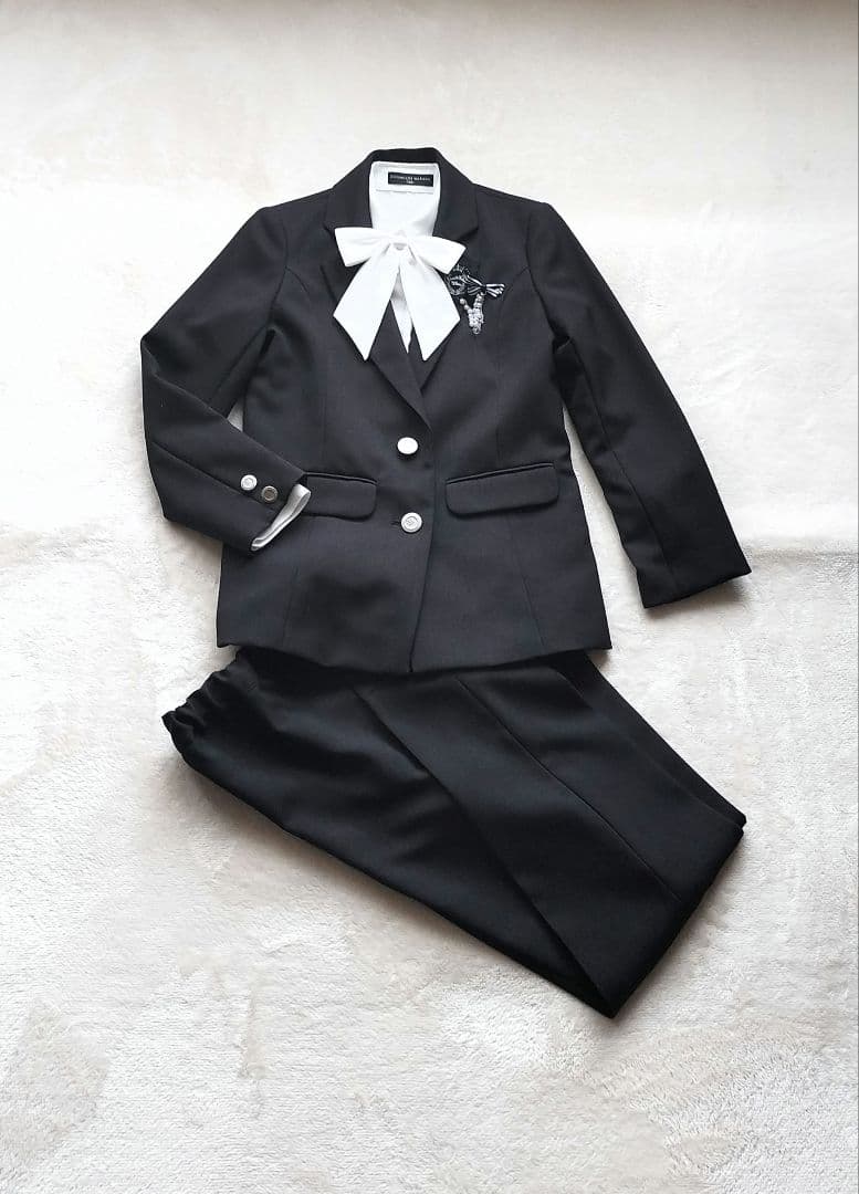 ヒロミチナカノ卒服女の子パンツスーツ　ブラック　ボウタイ　リボン　ブローチセット