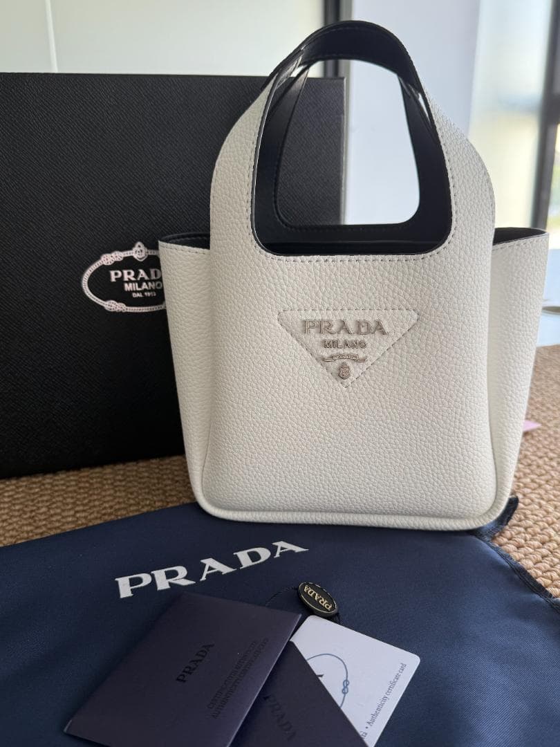 PRADA 白い革のハンドバッグです