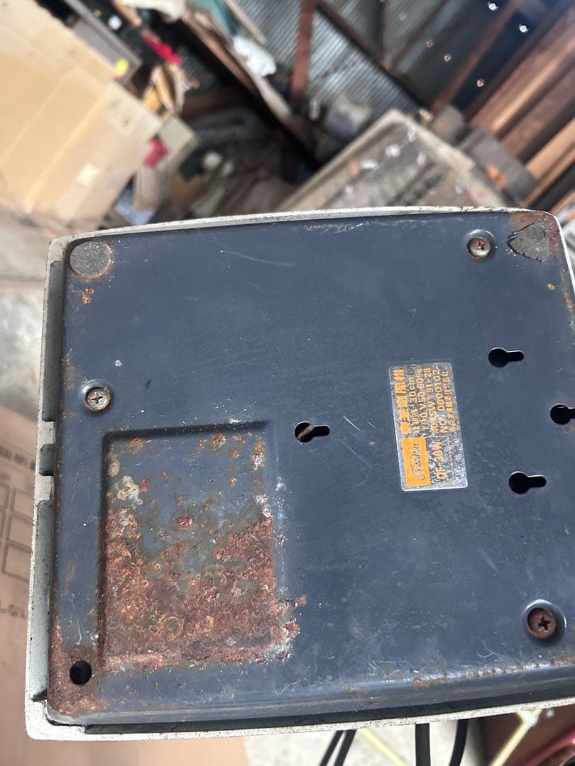 青いファンブレードの扇風機