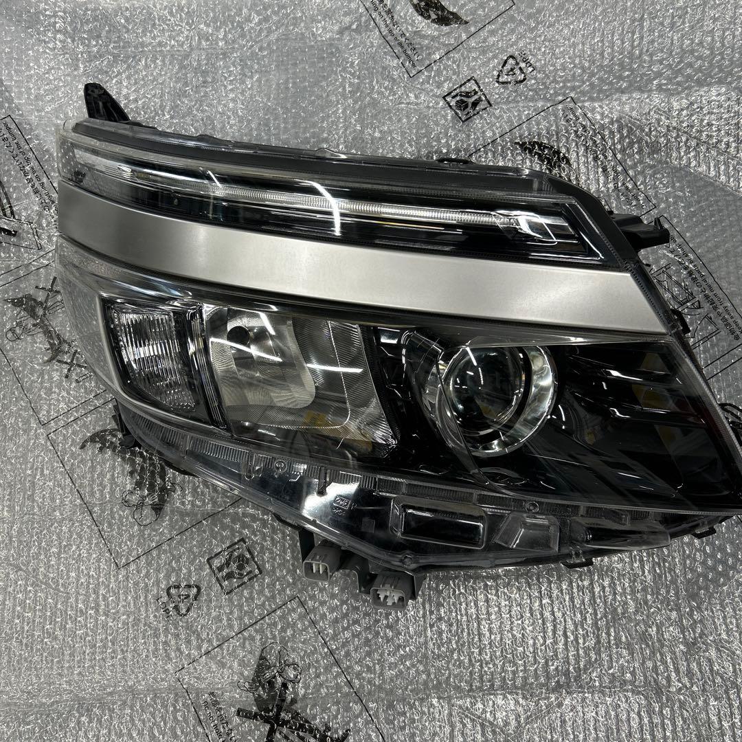 ヴォクシー右ヘッドライト