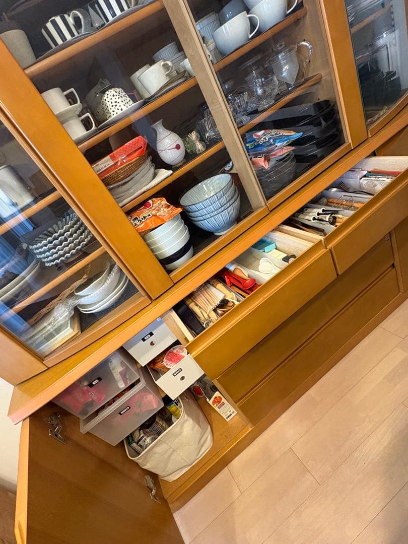 食器棚 ガラス扉 引出し 引き戸 ブラウン キッチンボード カップボード うつわ