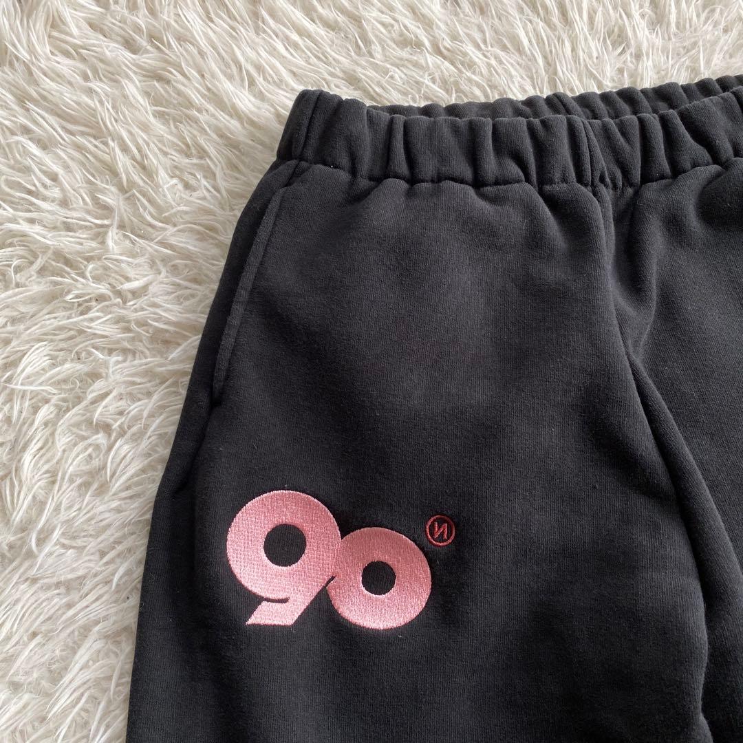 初心者です9090 フード付きセットアップ　ブラック　ピンク　ロゴ