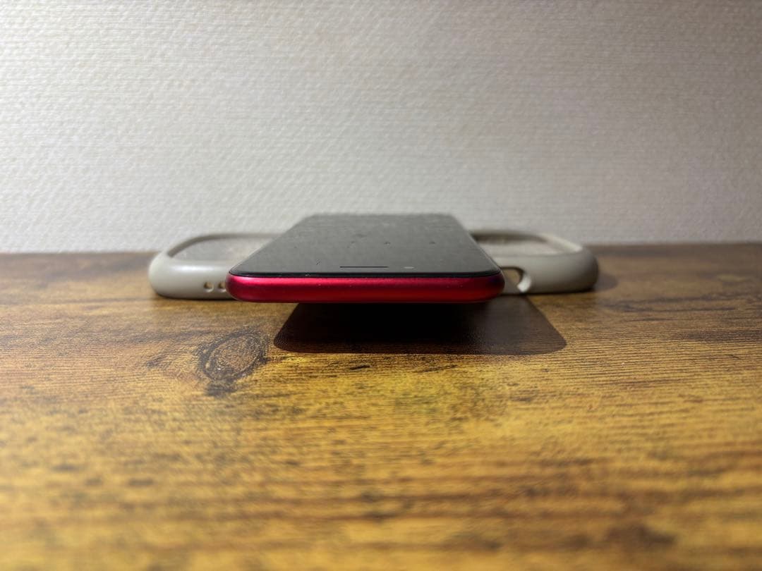 【ジャンク】iPhone SE (第2世代) 赤色 画面&カメラひび割れ