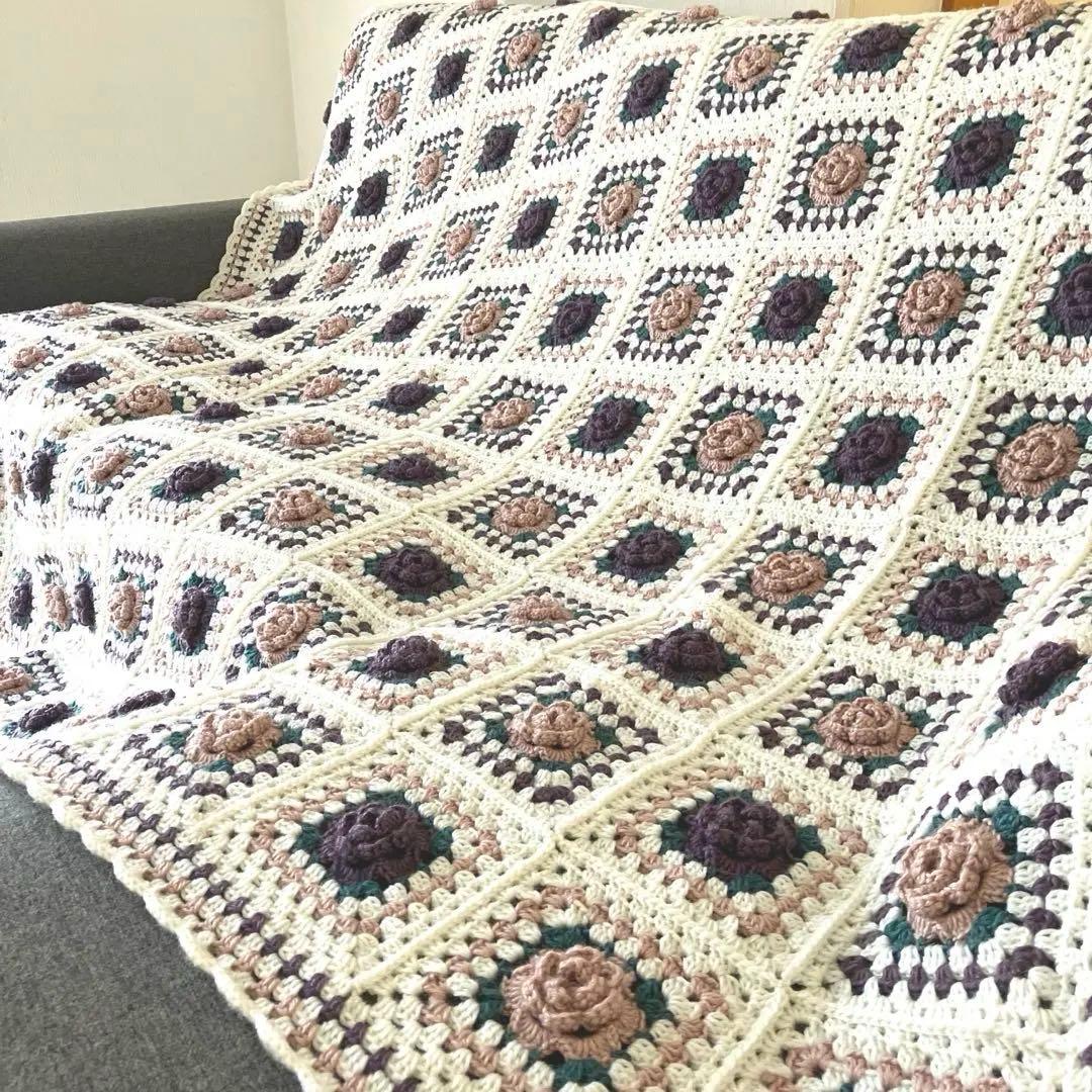 手編み薔薇のモチーフブランケット　マルチカバー　ベッドカバー