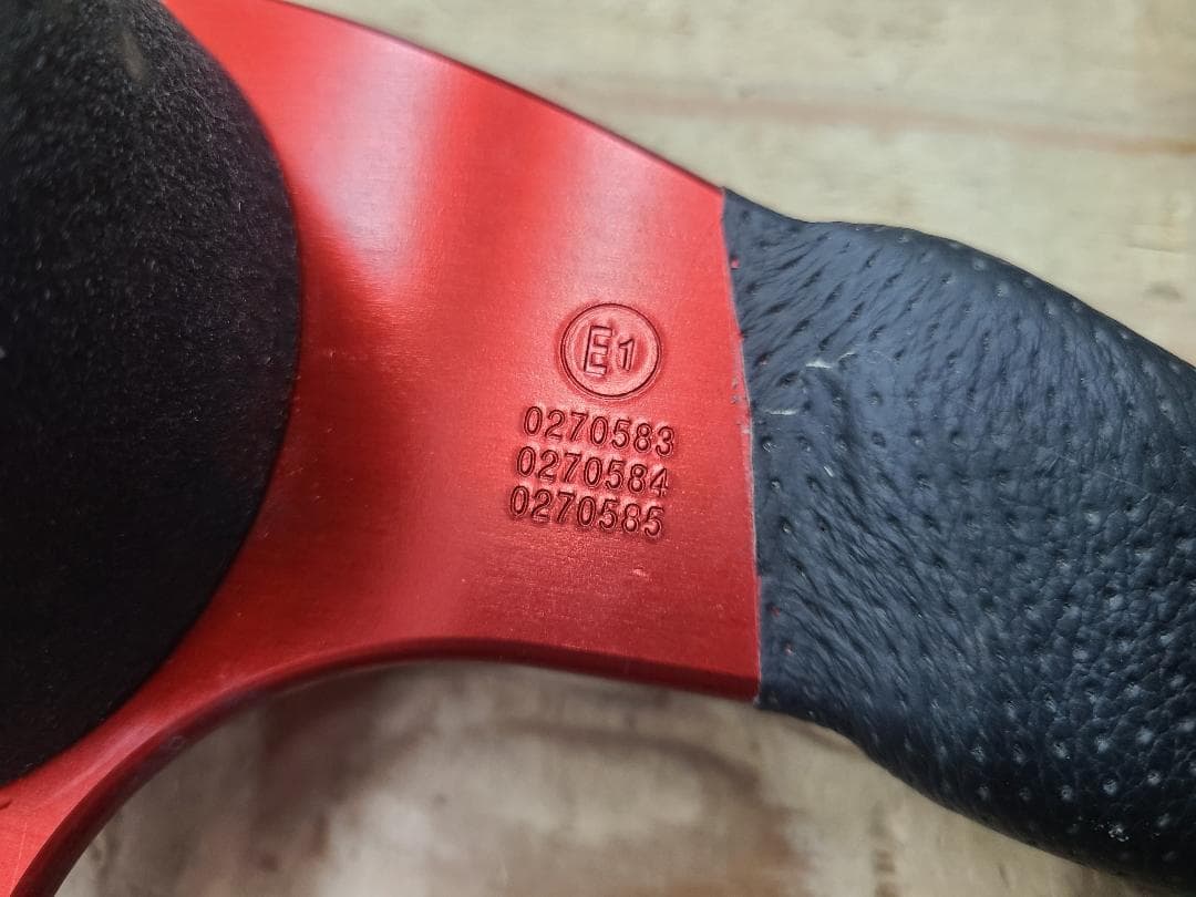 MOMO RACE ステアリング　メタリックレッド　TYP D35