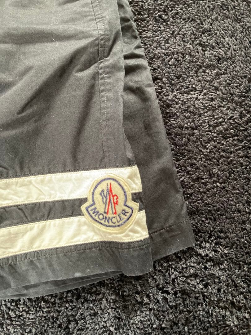 【レオン】MONCLER ブラックショートパンツ ストライプ　48