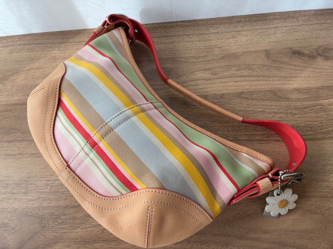 コーチ　カラフルボーダー　ホーボー　ハーフムーン　チャーム付き