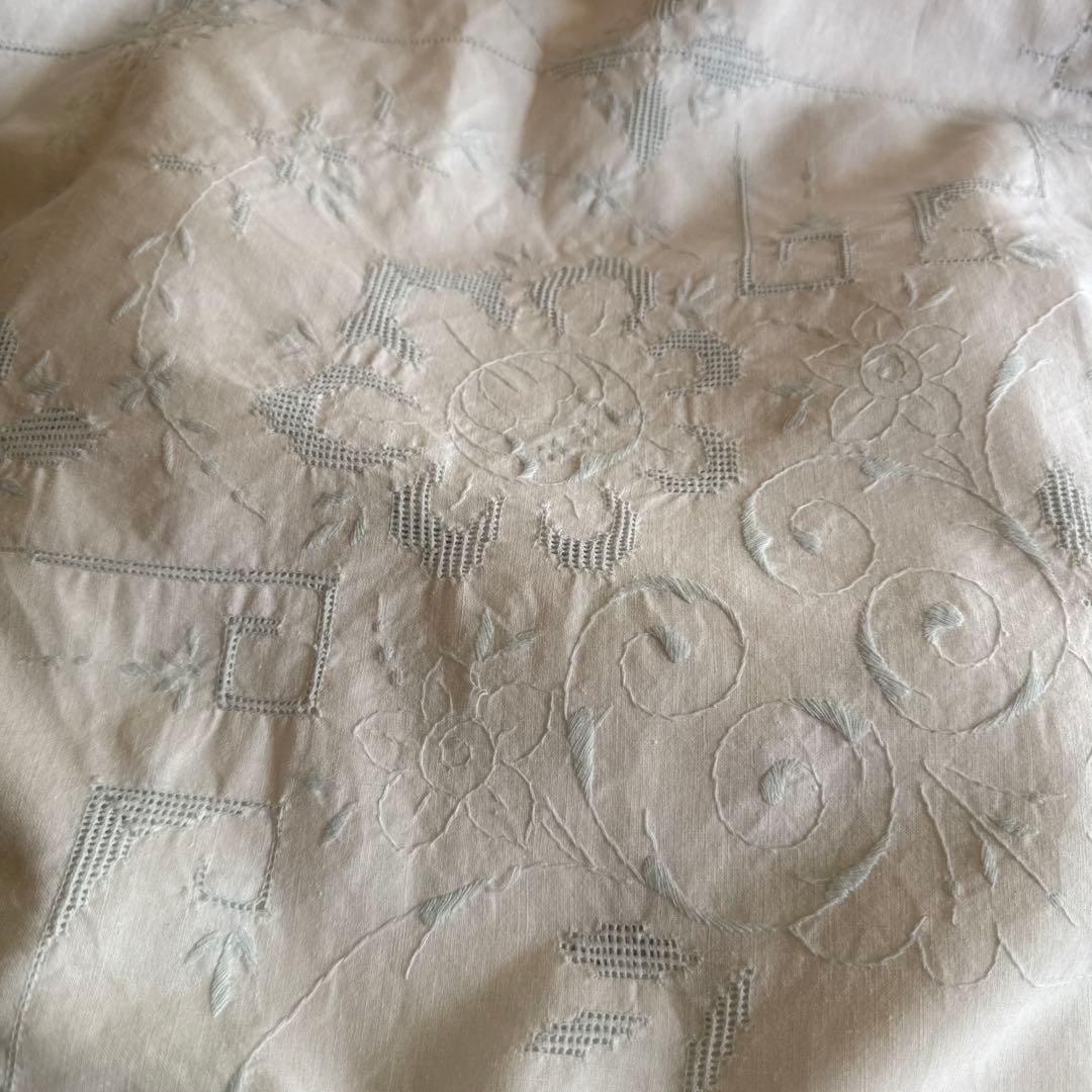 SALE❣️フランスアンティークஐ⋆* 淡ブルーの花刺繍のベッドカバー