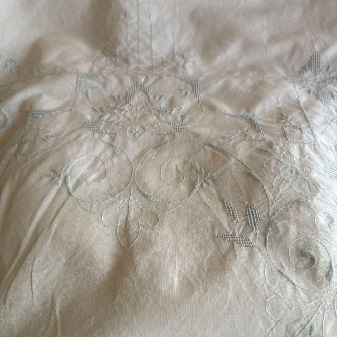 SALE❣️フランスアンティークஐ⋆* 淡ブルーの花刺繍のベッドカバー