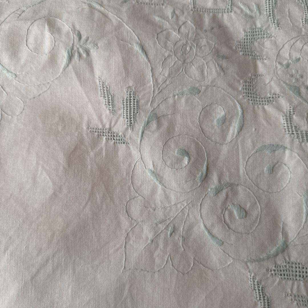 SALE❣️フランスアンティークஐ⋆* 淡ブルーの花刺繍のベッドカバー