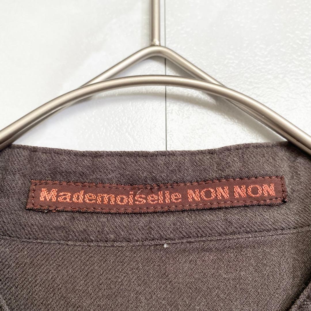 A18443 マドモアゼルノンノン スタンドカラーピンタックブラウス 茶系 38