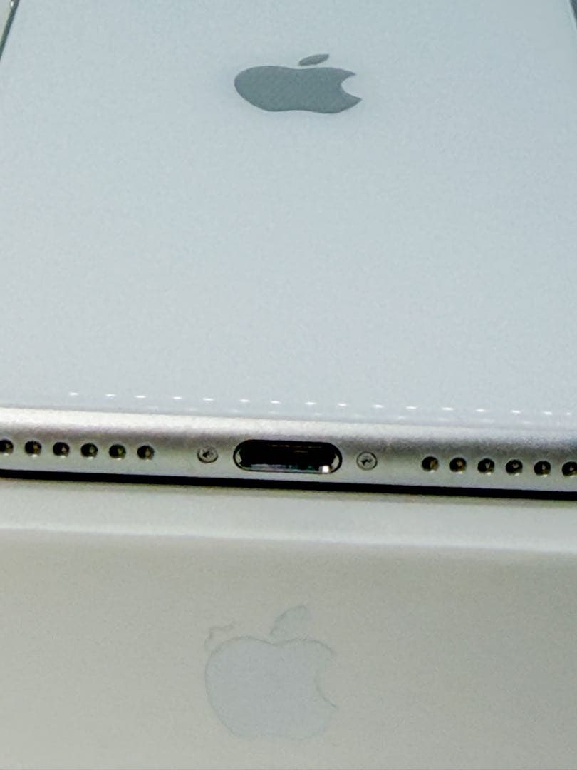 【極上品】iPhone SE 第2世代 64GB ホワイト バッテリー新品