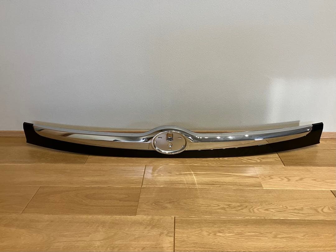 新車外し トヨタ エスクァイア 80 前期 純正 リアガーニッシュ メッキ