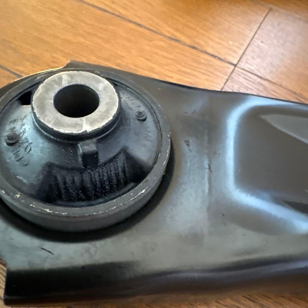 日産　エクストレイル　DNT31純正ロアアーム左右セット　取り付けボルト、ナット