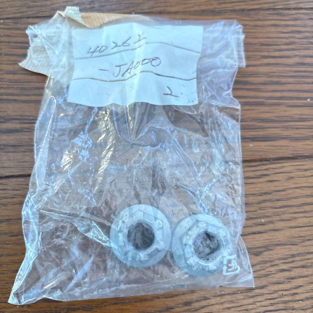 日産　エクストレイル　DNT31純正ロアアーム左右セット　取り付けボルト、ナット