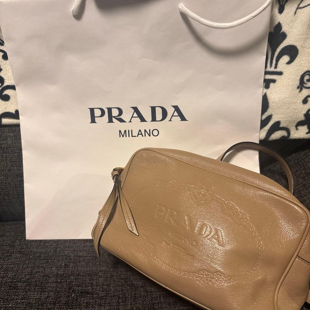 PRADA ベージュ 型押しショルダーバッグ オールレザー