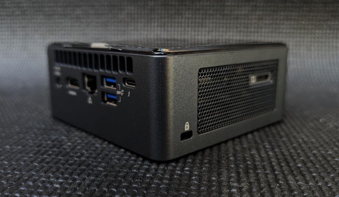 ミニPC　Intel NUC8i7BEH ベアボーン（完成品）