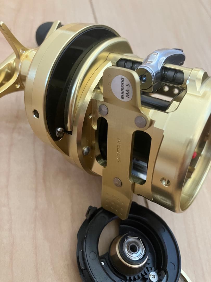 極美品　シマノ 15カルカッタコンクエスト200 ノーマル　アベイルスプール