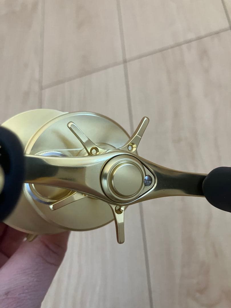 極美品　シマノ 15カルカッタコンクエスト200 ノーマル　アベイルスプール