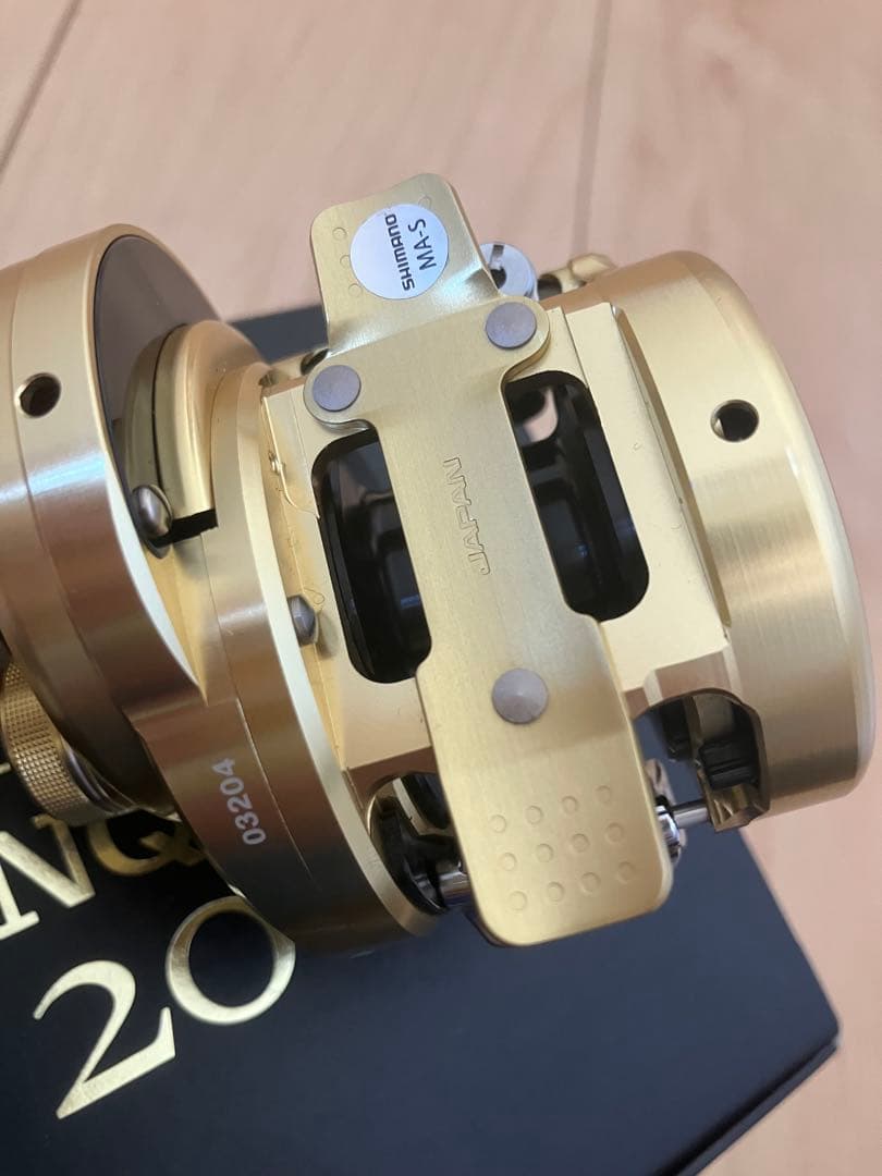 極美品　シマノ 15カルカッタコンクエスト200 ノーマル　アベイルスプール