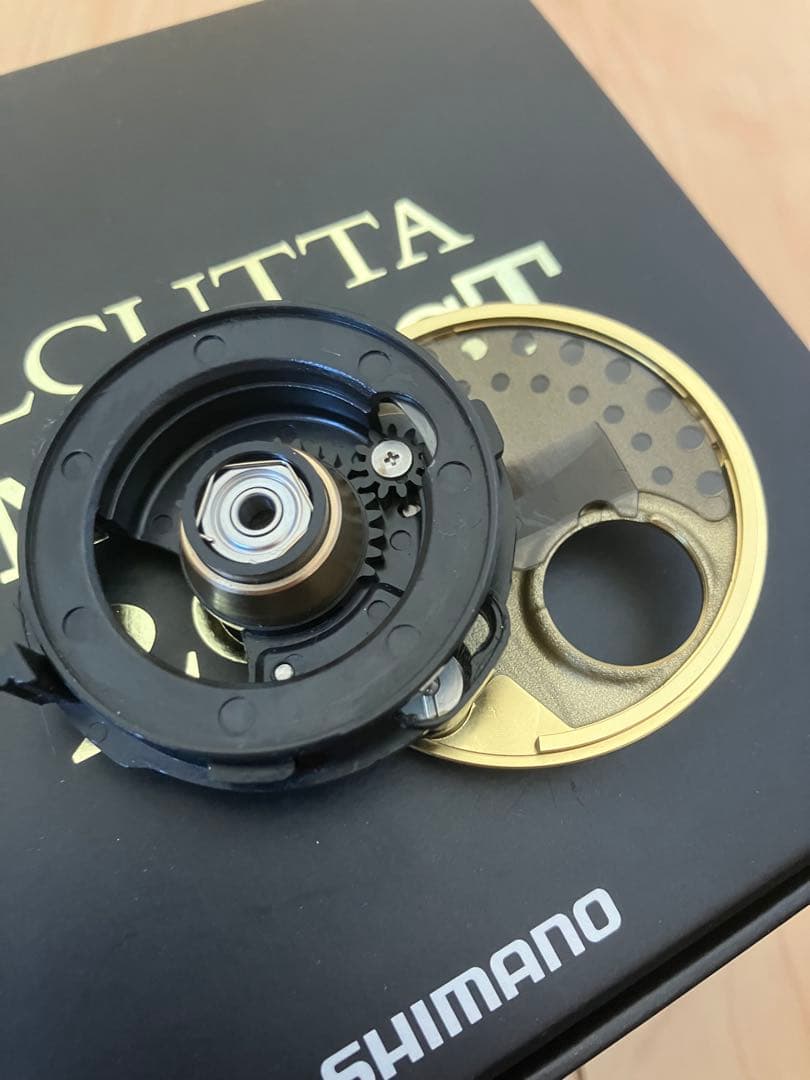 極美品　シマノ 15カルカッタコンクエスト200 ノーマル　アベイルスプール