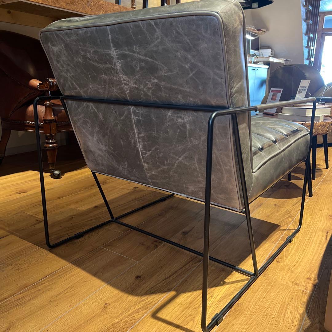 グレーレザーアームチェア　イルカの灰色