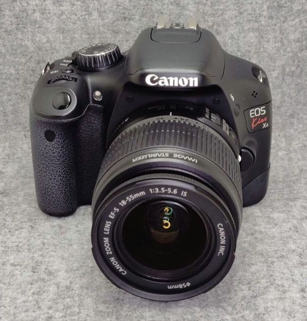 Canon 　EOS Kiss X4　　標準ズームレンズ付き