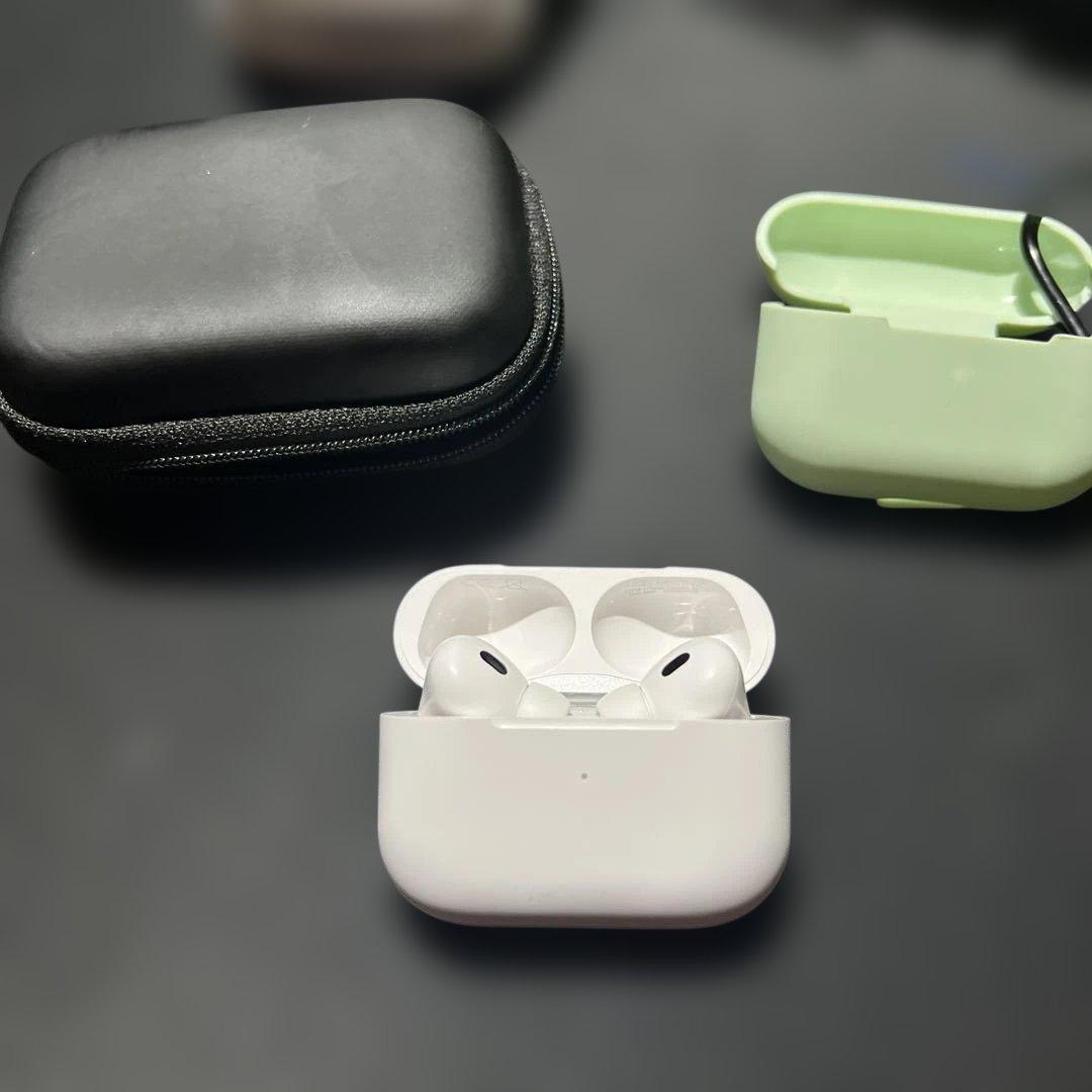 AirPods pro第二世代　保護ケース(2種類) 収納ケース付き　Apple