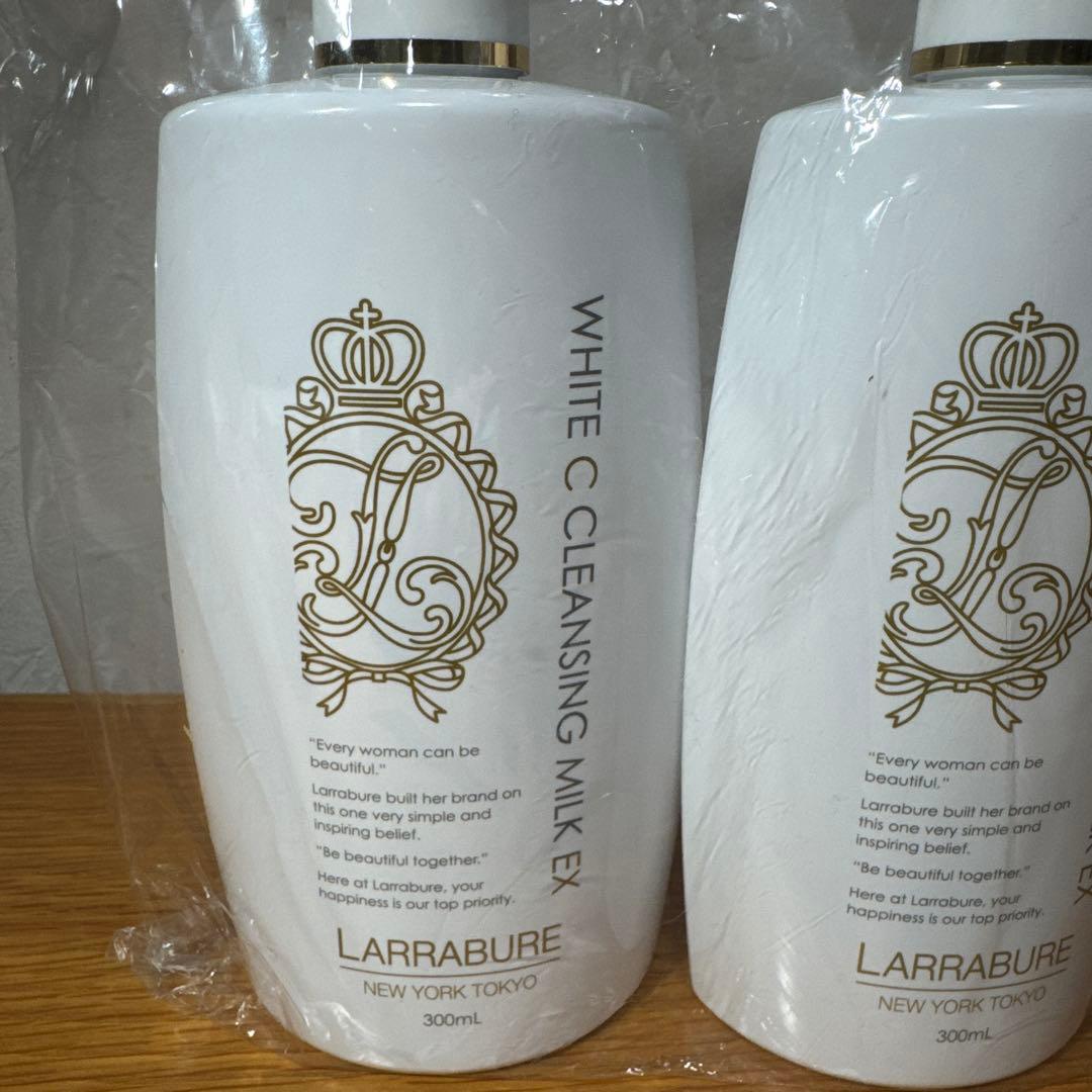 ララビュウ ホワイトCクレンジングミルクEX300ml 2本